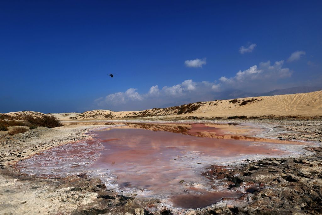 الإمارات.. بحيرة وردية في رأس الخيمة 2 الإمارات.. بحيرة وردية في رأس الخيمة