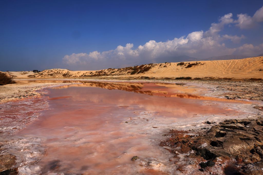 الإمارات.. بحيرة وردية في رأس الخيمة 6 الإمارات.. بحيرة وردية في رأس الخيمة
