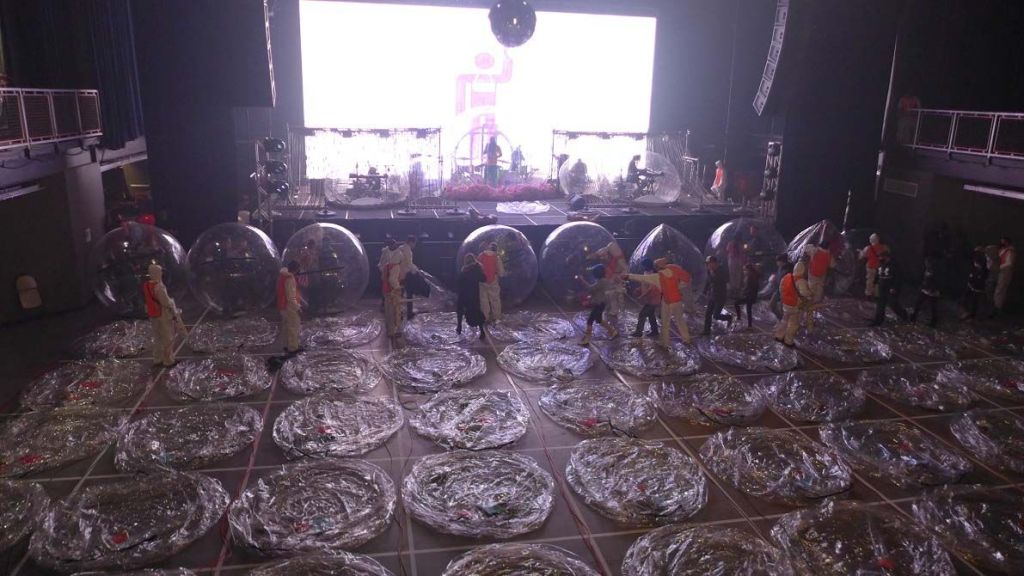 آخر صيحات "موضة" كورونا.. فرقة موسيقية تحي حفل من داخل فقاعات