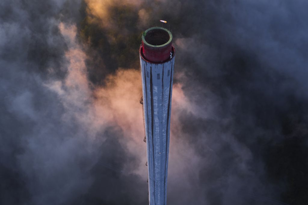 تسلق أعلى مدخنة في أوروبا.. مغامرة لا تخلو من الخطر 3 تسلق أعلى مدخنة في أوروبا.. مغامرة لا تخلو من الخطر