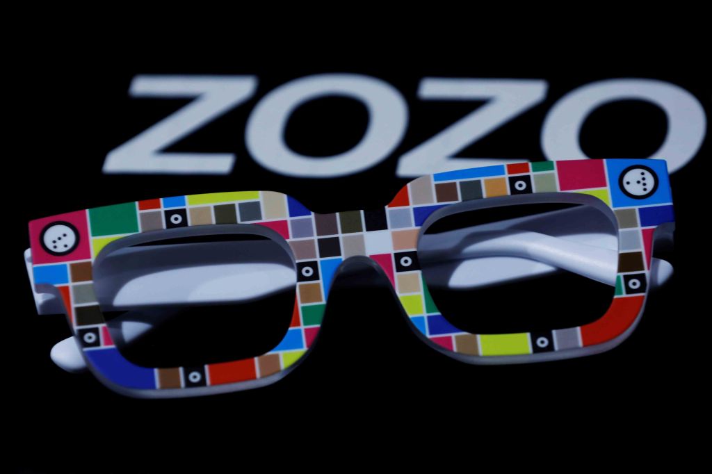 شركة يابانية تطلق نظارات لتقييم حاجة الوجه لمستحضرات التجميل