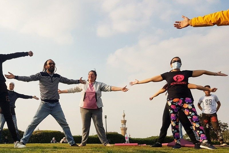 مصر.. اضحك تنسى همومك.. هدف تحققه جلسات يوغا الضحك بالقاهرة