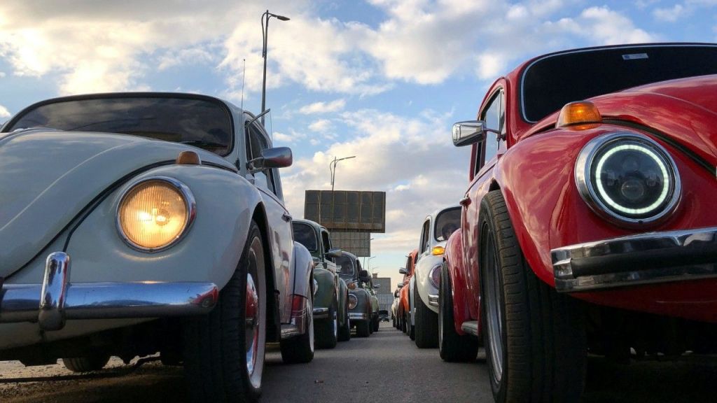 عشاق سيارة البيتل الكلاسيكية ينظمون جولات للتعبير عن عشقهم للسيارة في مصر
