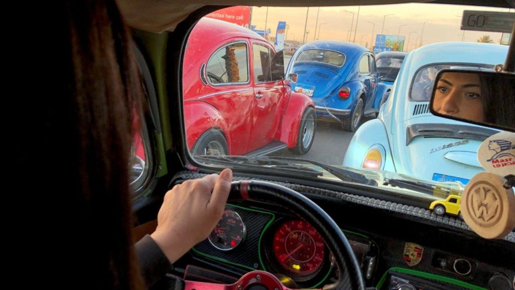 عشاق سيارة البيتل الكلاسيكية ينظمون جولات للتعبير عن عشقهم للسيارة في مصر