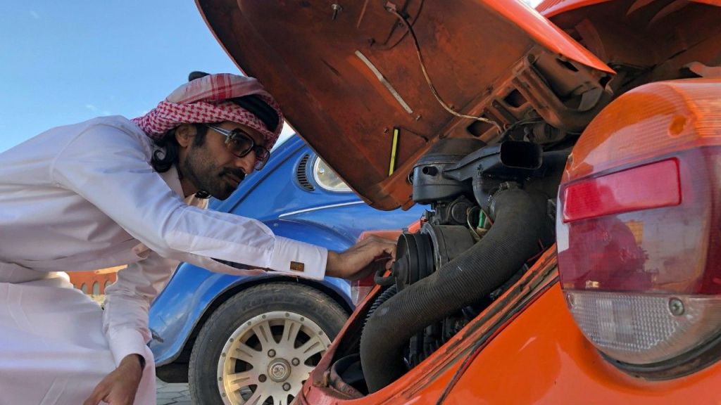 عشاق سيارة البيتل الكلاسيكية ينظمون جولات للتعبير عن عشقهم للسيارة في مصر