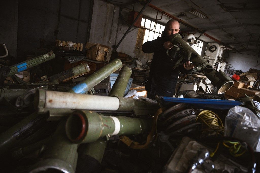 فنان صربي يحوّل الأسلحة إلى آلات موسيقية..منها غيتار مصنوع من بندقية M70 وخوذة