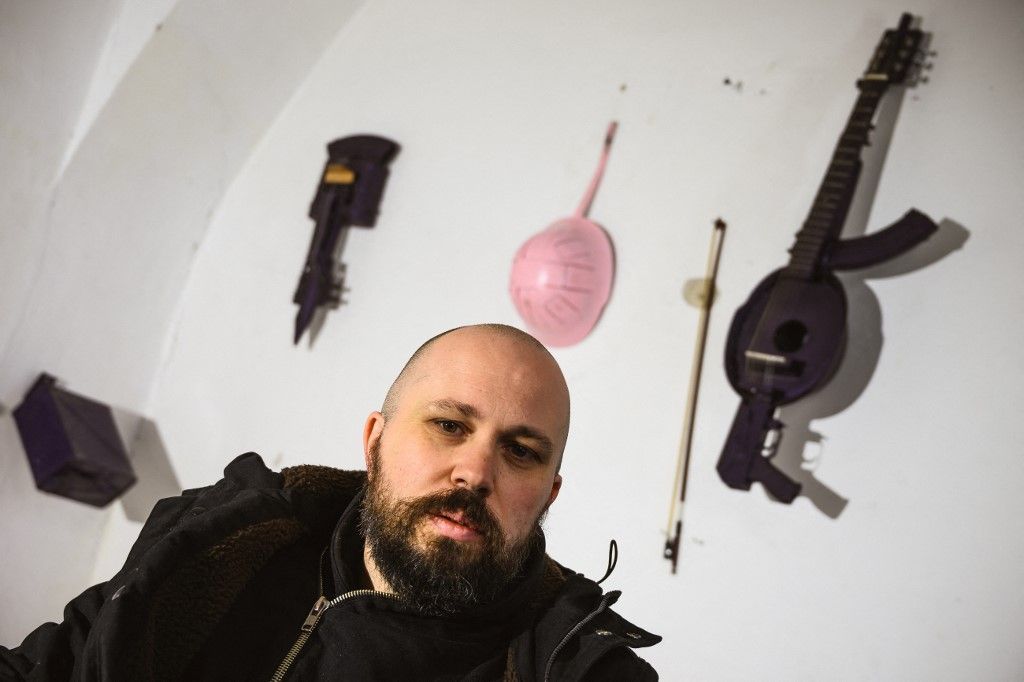 فنان صربي يحوّل الأسلحة إلى آلات موسيقية..منها غيتار مصنوع من بندقية M70 وخوذة