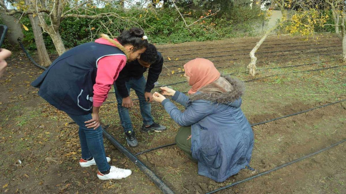 فريق القبعات الخضراء بقربة يواصل أنشطته التوعوية البيئية في المدارس 1 فريق القبعات الخضراء بقربة يواصل أنشطته التوعوية البيئية في المدارس