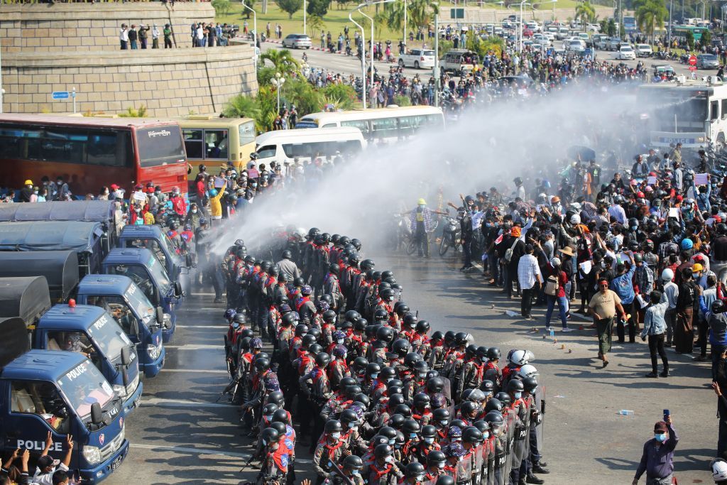 المتظاهرون يخرجون إلى الشوارع في بورما على الرغم من تحذيرات الجيش