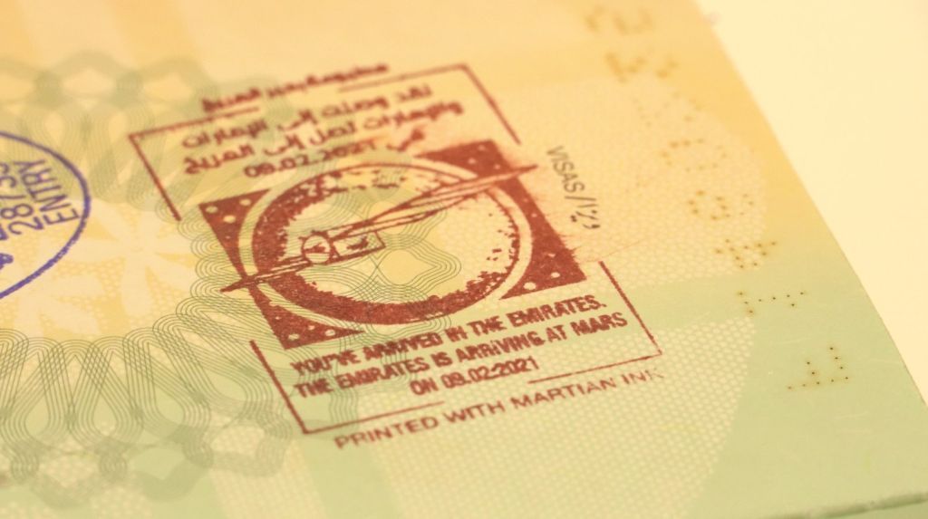 احتفاء بمسبار الأمل.. مطارات دبي تستقبل القادمين إلى الإمارات بـ "ختم المريخ"