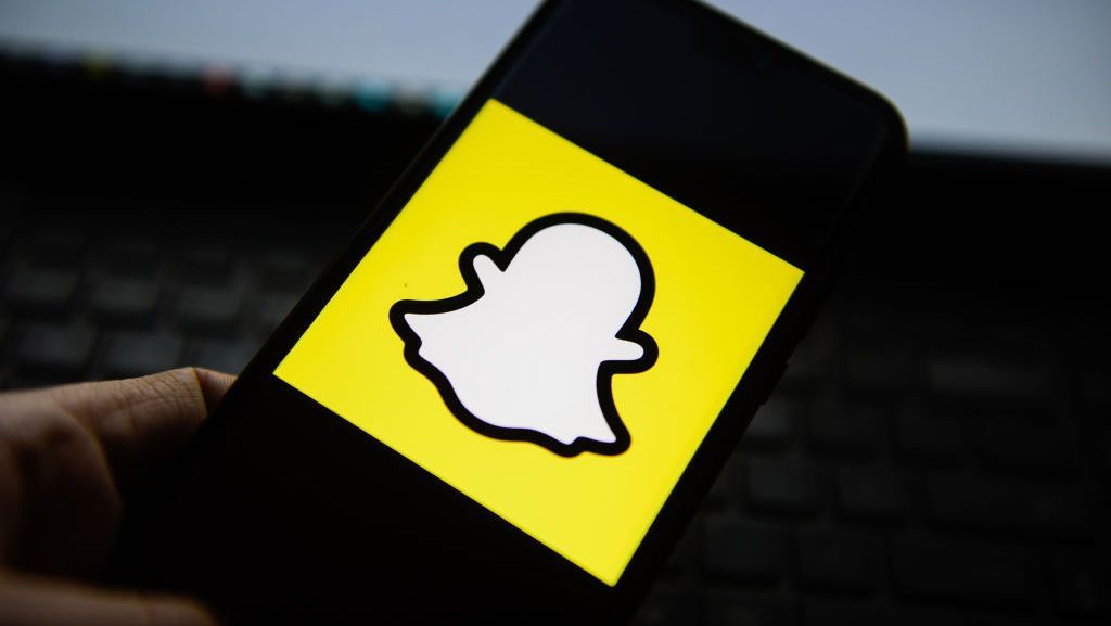 ”سناب شات“ يدفع مليون دولار يومياً لصانعي أكثر الفيديوهات شعبية 1 قدّمت شركة "سناب" ميزة جديدة ضمن تطبيقها "سنابشات" تُسمى "Friend Check Up"، إذ من شأنها تذكير المستخدمين بإزالة جهات الاتصال غير المرغوب فيها من قائمة جهات الاتصال الخاصة بهم.