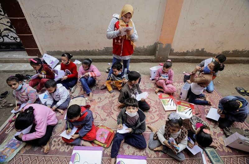 مصر.. فتاة عمرها 12 عاماً تُعّلم أطفال جيرانها أثناء إغلاق المدارس بسبب كورونا