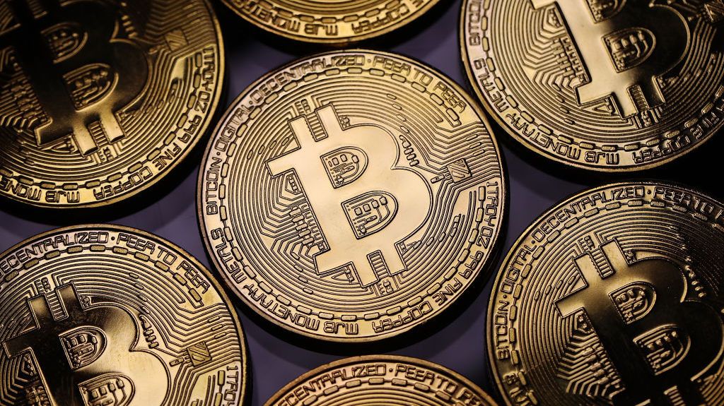 شهدت قيمة عملة "البيتكوين" ارتفاعاً هائلاً مؤخراً، وكانت آخر زيادة بارزة مع إعلان شركة "تيسلا" أنها استثمرت 1.5 مليار دولار في تلك العملة الرقمية، وإشارتها إلى أنها ستبدأ في قبولها كطريقة للدفع. 