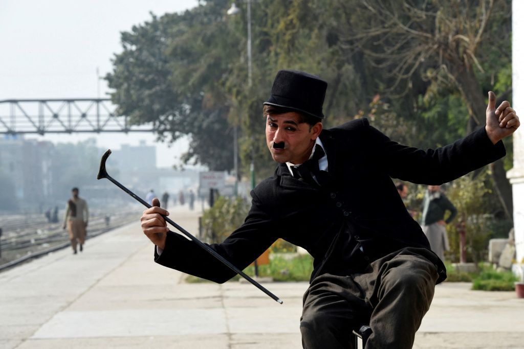 في زمن كورونا.. "تشارلي تشابلن" الباكستان يرسم البسمة في شوارع بيشاور