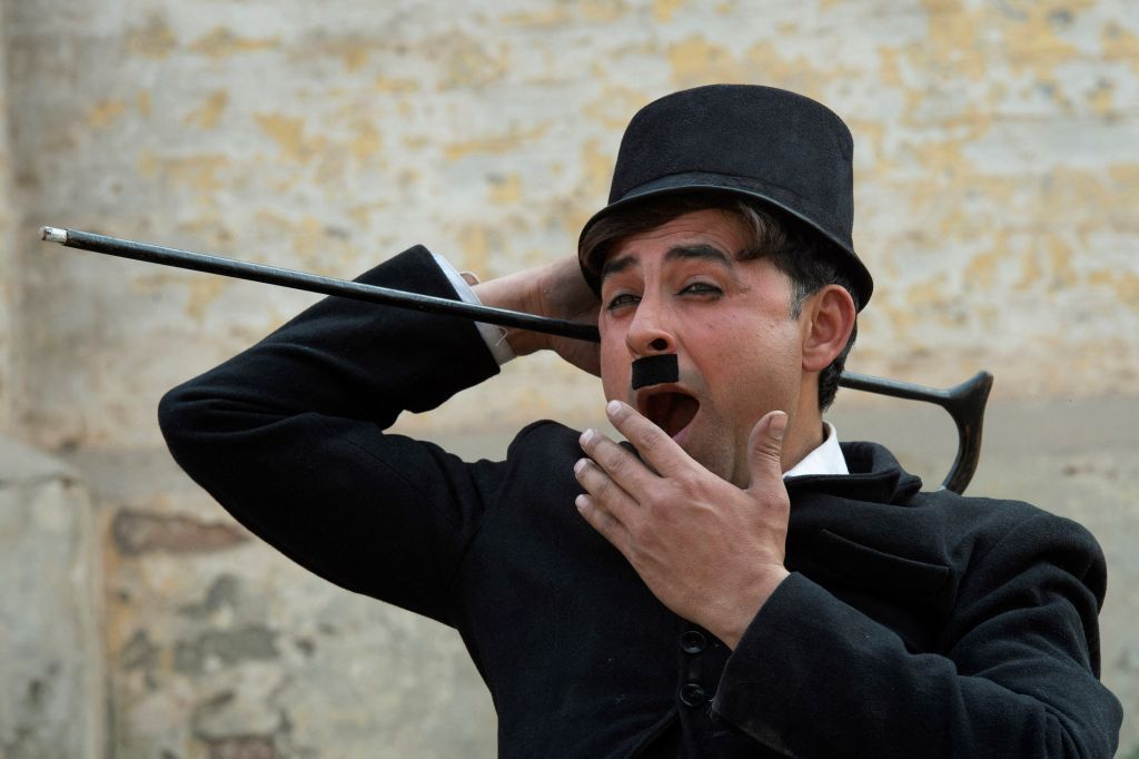 في زمن كورونا.. "تشارلي تشابلن" الباكستان يرسم البسمة في شوارع بيشاور