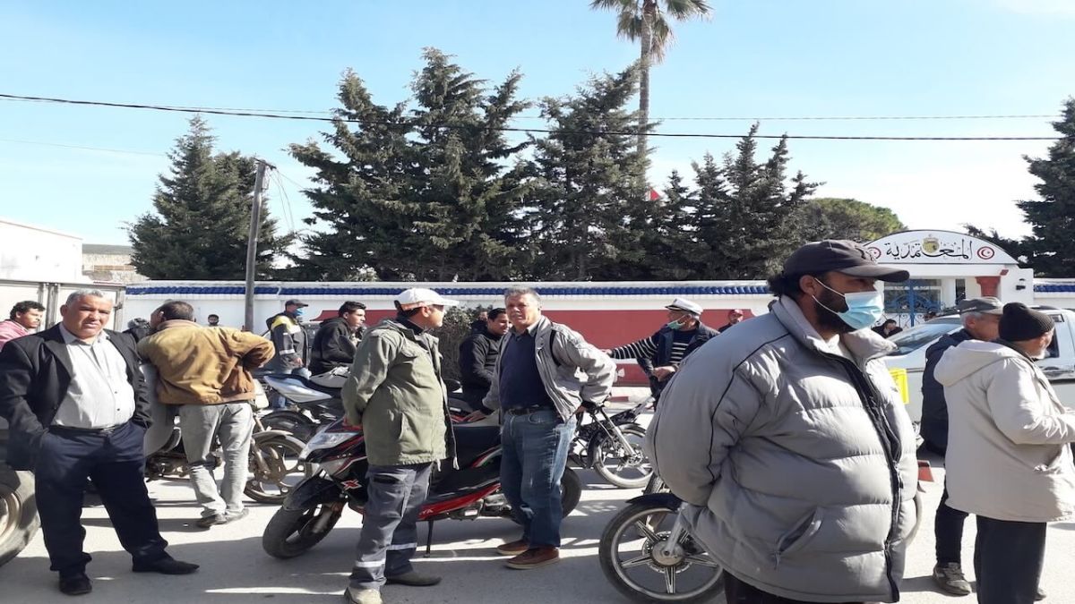 أهالي الهوارية يحتجون مطالبين بالتنمية والتصدي لانتهاك أراضيهم