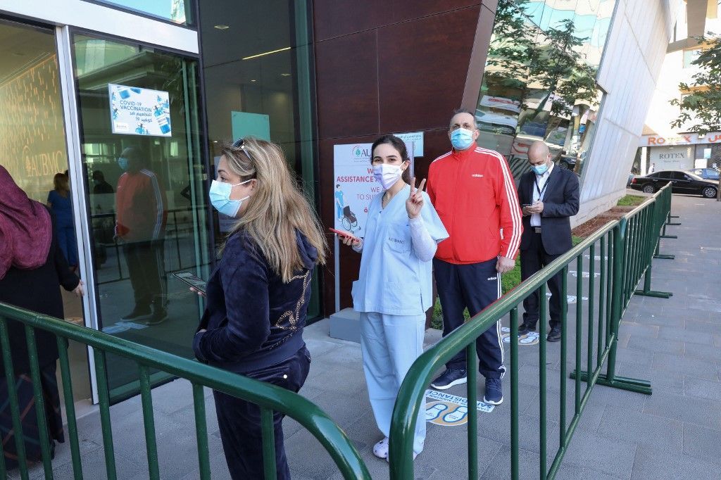 اللبنانيون يتلقون لقاح كورونا.. هكذا بدا المشهد في بيروت