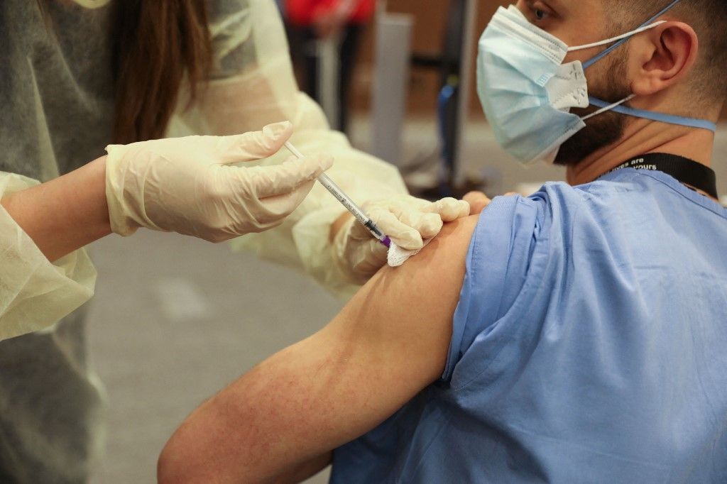 اللبنانيون يتلقون لقاح كورونا.. هكذا بدا المشهد في بيروت