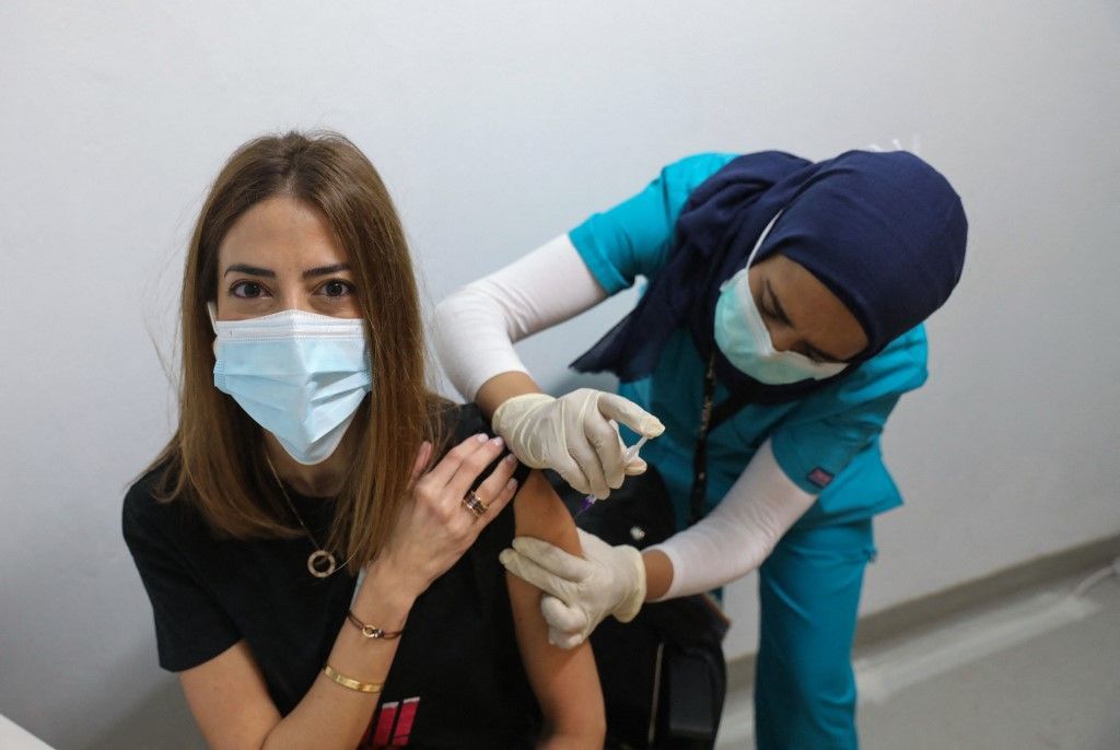 اللبنانيون يتلقون لقاح كورونا.. هكذا بدا المشهد في بيروت