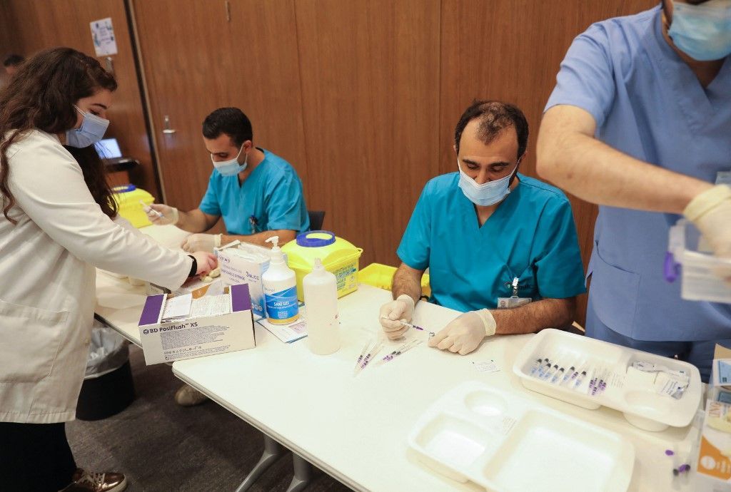 اللبنانيون يتلقون لقاح كورونا.. هكذا بدا المشهد في بيروت