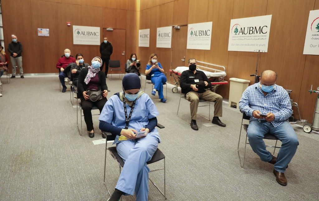 اللبنانيون يتلقون لقاح كورونا.. هكذا بدا المشهد في بيروت