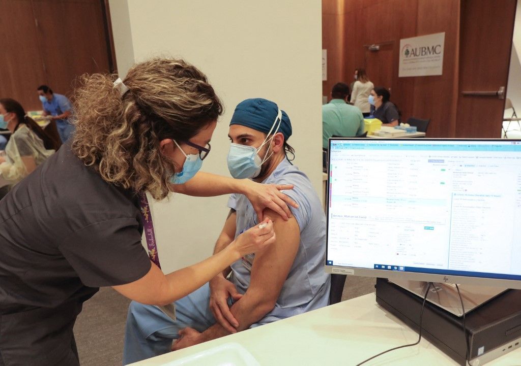 اللبنانيون يتلقون لقاح كورونا.. هكذا بدا المشهد في بيروت