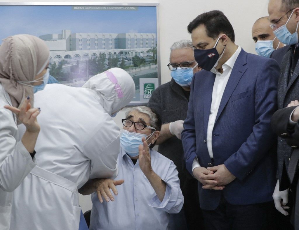 اللبنانيون يتلقون لقاح كورونا.. هكذا بدا المشهد في بيروت