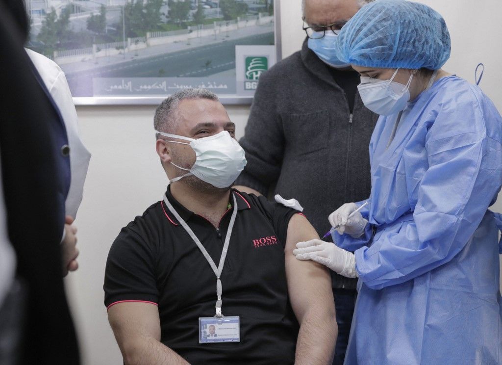 اللبنانيون يتلقون لقاح كورونا.. هكذا بدا المشهد في بيروت