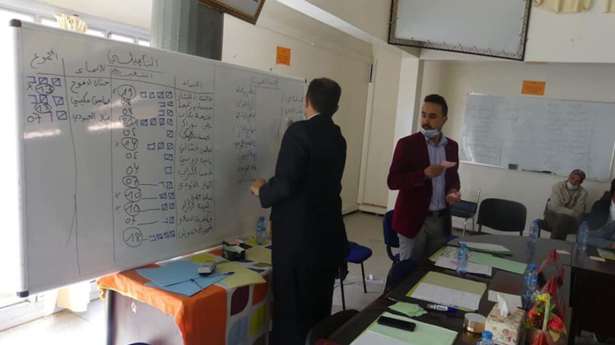 أستاذ يشرح كيف تتم عملية انتخاب مجلس التلاميذ