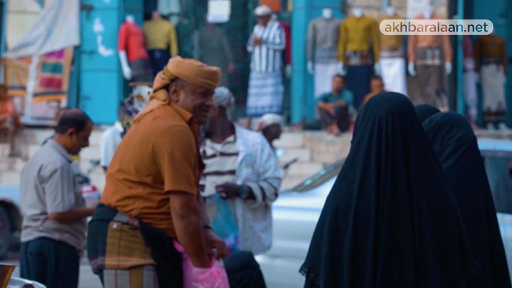 بائع يمني ونسوة في السوق بالمكلا