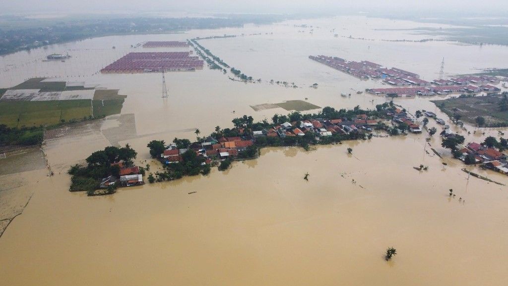 إندونيسيا تغرق بالفيضانات.. مشاهد تكشف عمق الكارثة