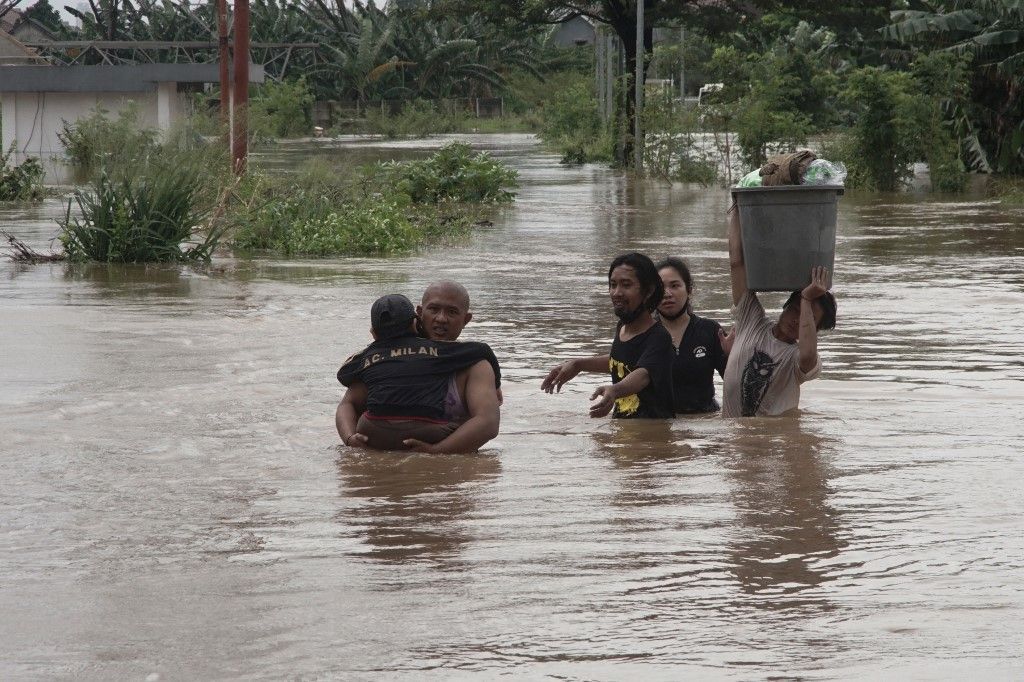 إندونيسيا تغرق بالفيضانات.. مشاهد تكشف عمق الكارثة