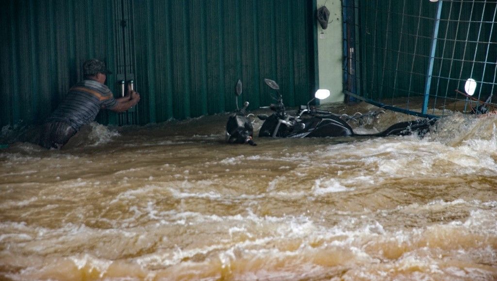 إندونيسيا تغرق بالفيضانات.. مشاهد تكشف عمق الكارثة