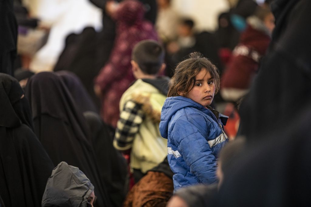 عائلات سورية تغادر مخيم الهول بحثاً عن مستقبل أفضل لأطفالها 5 عائلات سورية تغادر مخيم الهول بحثاً عن مستقبل أفضل لأطفالها