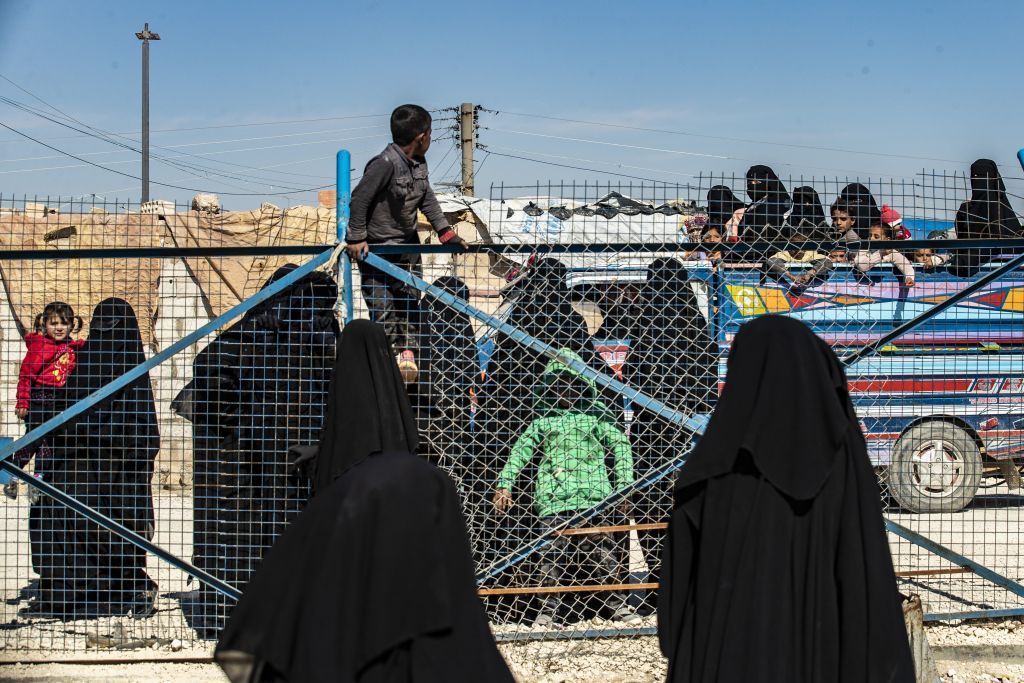 عائلات سورية تغادر مخيم الهول بحثاً عن مستقبل أفضل لأطفالها 1 عائلات سورية تغادر مخيم الهول بحثاً عن مستقبل أفضل لأطفالها