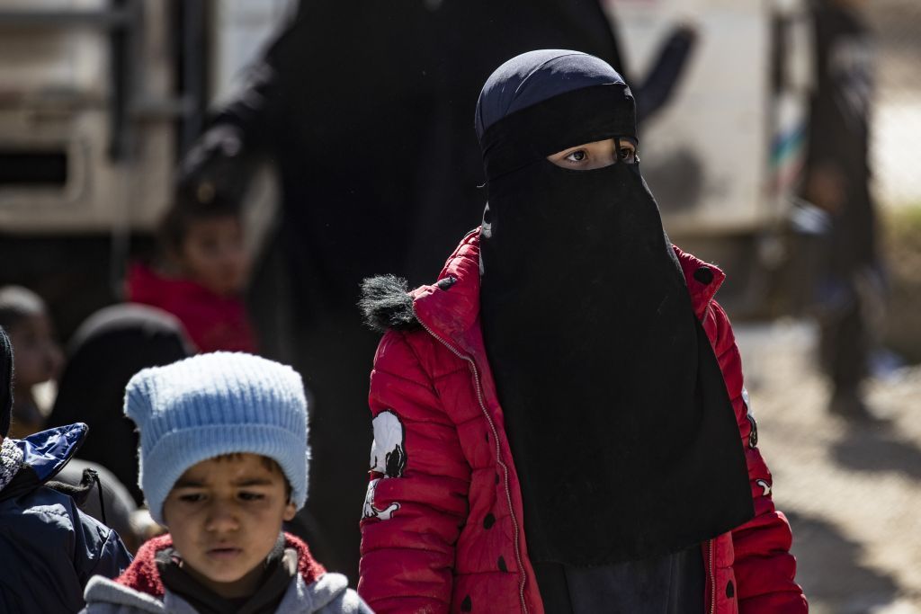 عائلات سورية تغادر مخيم الهول بحثاً عن مستقبل أفضل لأطفالها 6 عائلات سورية تغادر مخيم الهول بحثاً عن مستقبل أفضل لأطفالها