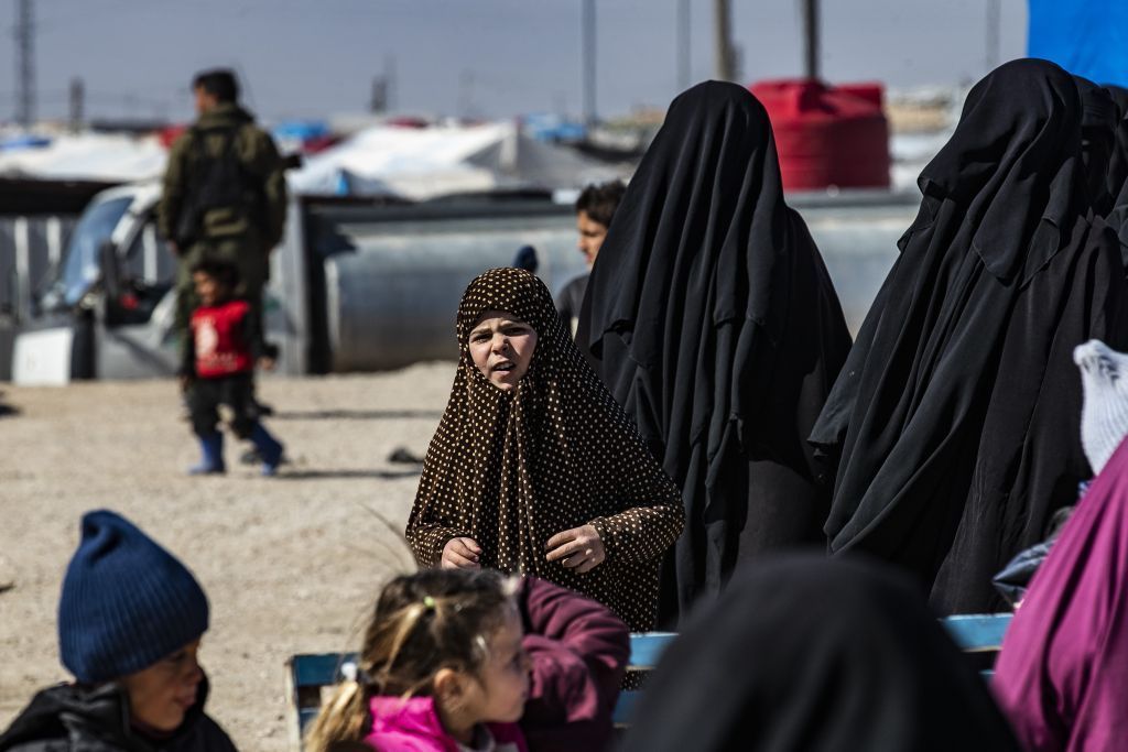 عائلات سورية تغادر مخيم الهول بحثاً عن مستقبل أفضل لأطفالها 2 عائلات سورية تغادر مخيم الهول بحثاً عن مستقبل أفضل لأطفالها