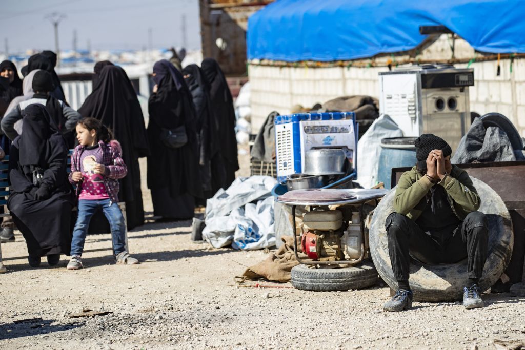 عائلات سورية تغادر مخيم الهول بحثاً عن مستقبل أفضل لأطفالها 4 عائلات سورية تغادر مخيم الهول بحثاً عن مستقبل أفضل لأطفالها