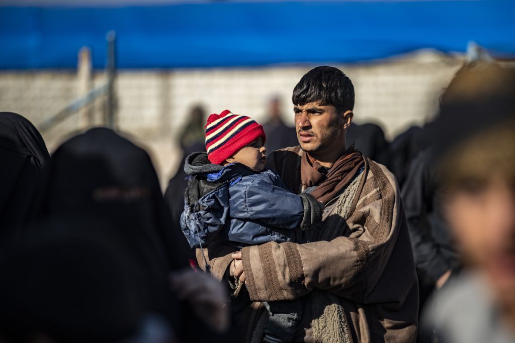 عائلات سورية تغادر مخيم الهول بحثاً عن مستقبل أفضل لأطفالها 3 عائلات سورية تغادر مخيم الهول بحثاً عن مستقبل أفضل لأطفالها