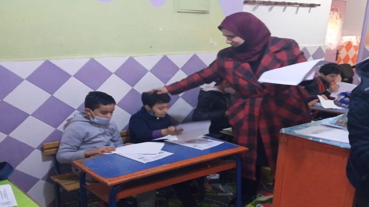 مدربة مع تلميذين في عين السبع بالدار البيضاء