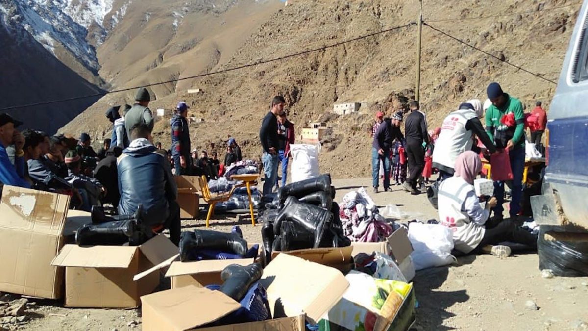 قافلة طبية واجتماعية تحسّن حياة 220 طفلًا بأوسيكيس 3 شباب يقدمون المساعدات العينية لأطفال قرية أوسيكيس بالمغرب