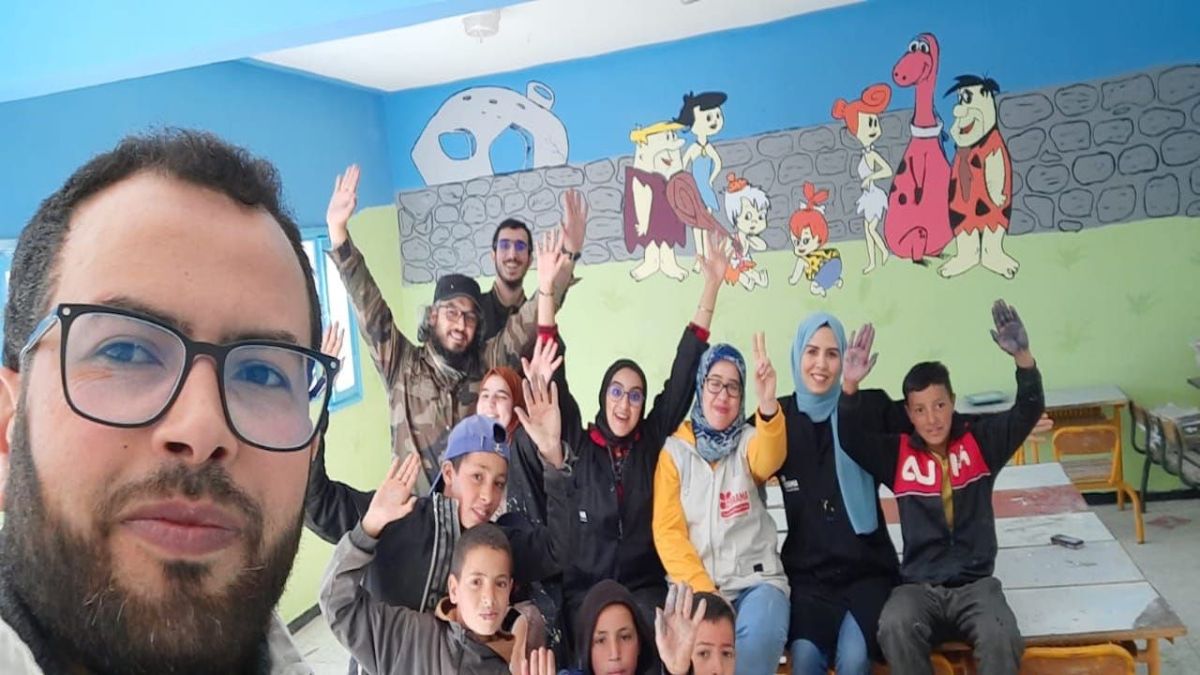 قافلة طبية واجتماعية تحسّن حياة 220 طفلًا بأوسيكيس 5 فرحة المتطوعين والأطفال بعد تزيين المدرسة