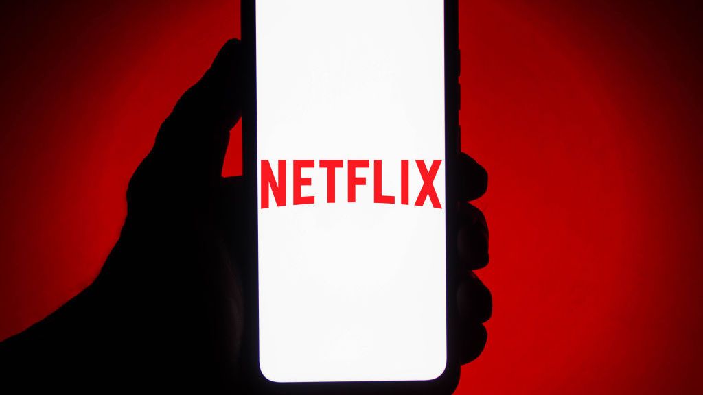 طرحت خدمة "نتفليكس" ميزة جديدة تسمى "Downloads For You"، والتي تقوم تلقائياً بتنزيل الأفلام التي قد يكون المستخدم مهتماً بها، وذلك عبر هاتفه الذكي". 