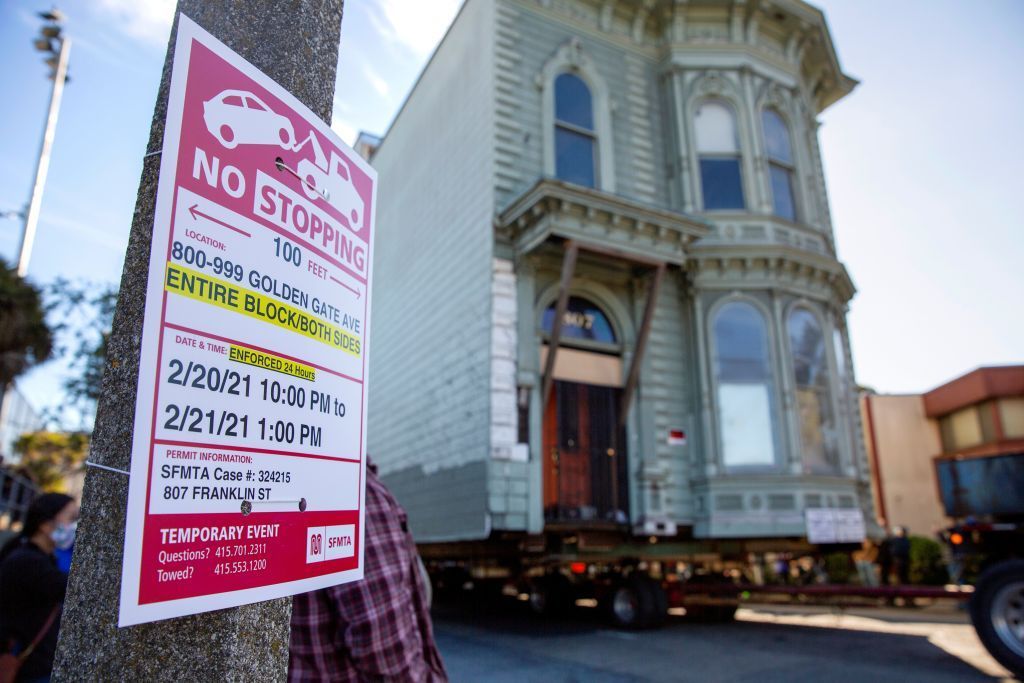 أمريكا.. نقل منزل عملاق عمره 139 سنة