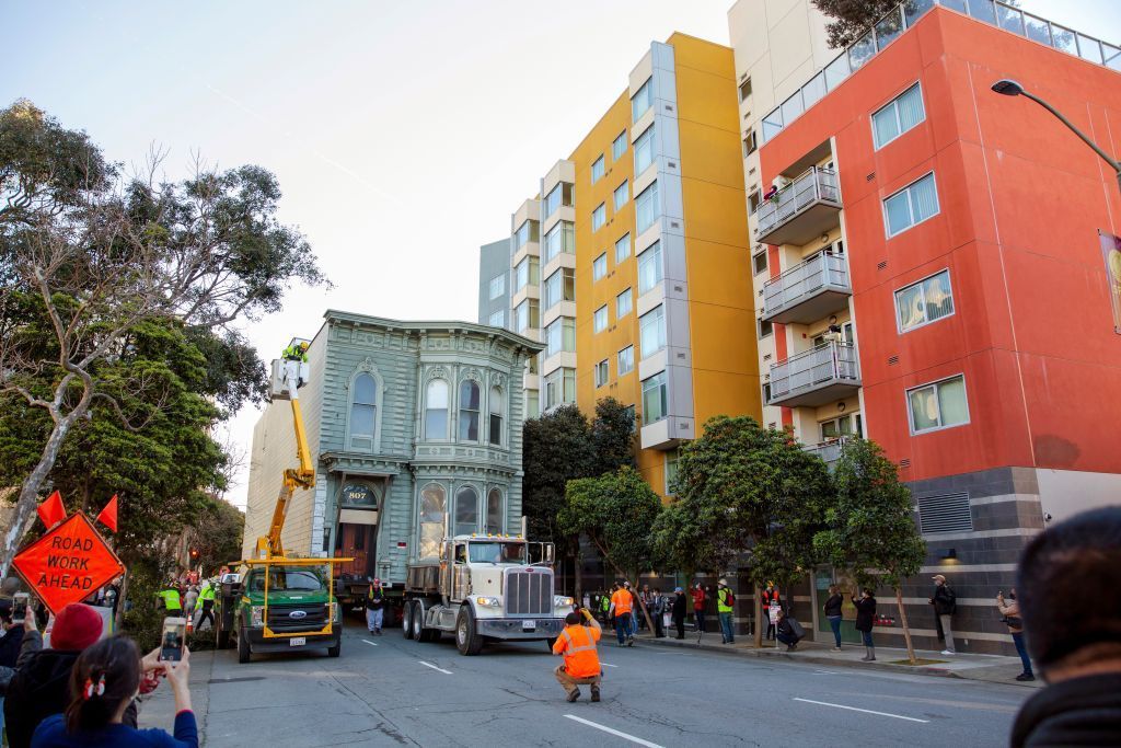 أمريكا.. نقل منزل عملاق عمره 139 سنة