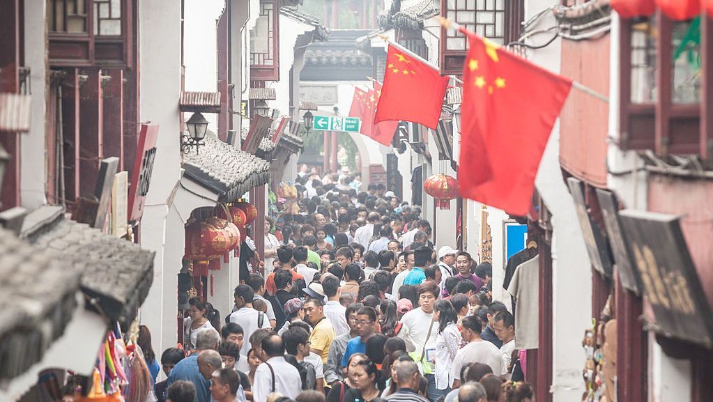 نشر موقع "scmp" الالكتروني تقريراً جديداً سلط الضوء على مسألة النسل في الصين، مشيراً إلى أنه "مع شيخوخة السكان السريعة والتقلص السريع في القوى العاملة، تتعرض الصين لضغوط متزايدة لإنهاء سياسة تحديد النسل".