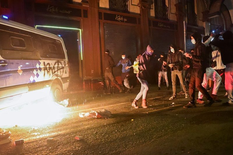 إسبانيا.. اعتقال 10 أشخاص في برشلونة مع تحول الاحتجاجات إلى العنف 1 إسبانيا.. اعتقال 10 أشخاص في برشلونة مع تحول الاحتجاجات إلى العنف