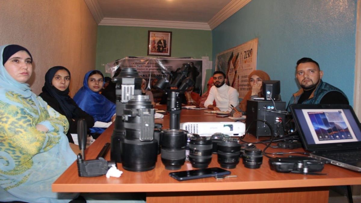 متدربون على التصوير ومدعات تصوير