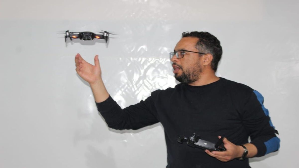 المدرب يشرح عن التصوير بالدرون