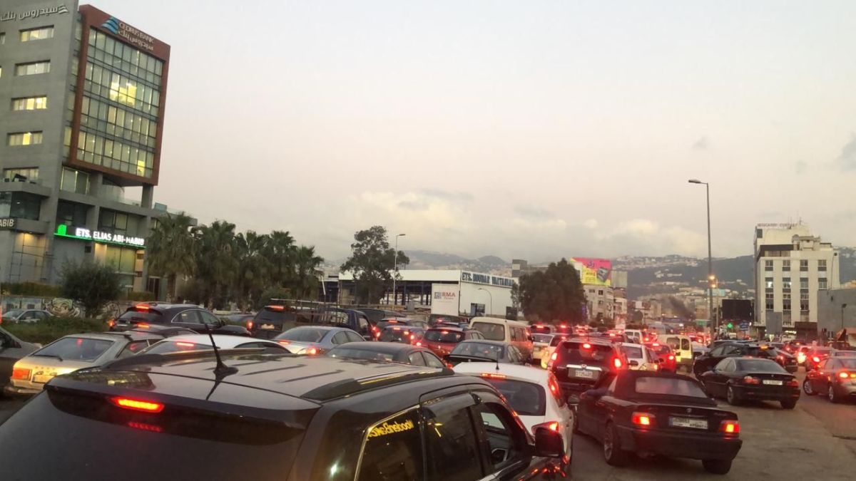 لبنان.. الليرة تتدهور أمام الدولار والاحتجاجات تندلع في المناطق